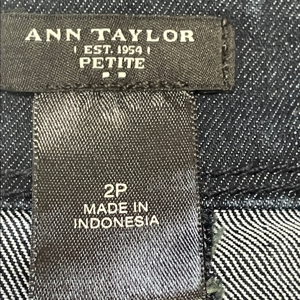 Ann Taylor Women's Dark Denim Pencil Skirt. Good Condition. Size 2P. - Picture 2 of 9